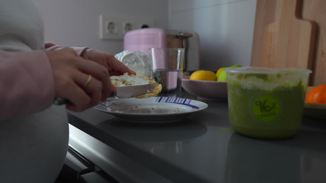Unrecognizable pregnant woman preparing a healthy snack in the kitchen