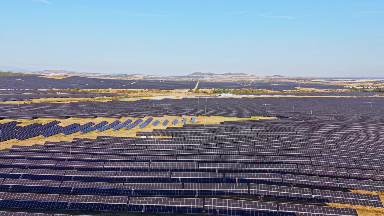 日当たりの良い地域にある再生可能エネルギー発電所に広がる太陽光パネル。持続可能なエネルギー生産に貢献し、二酸化炭素排出量の削減に寄与しています。