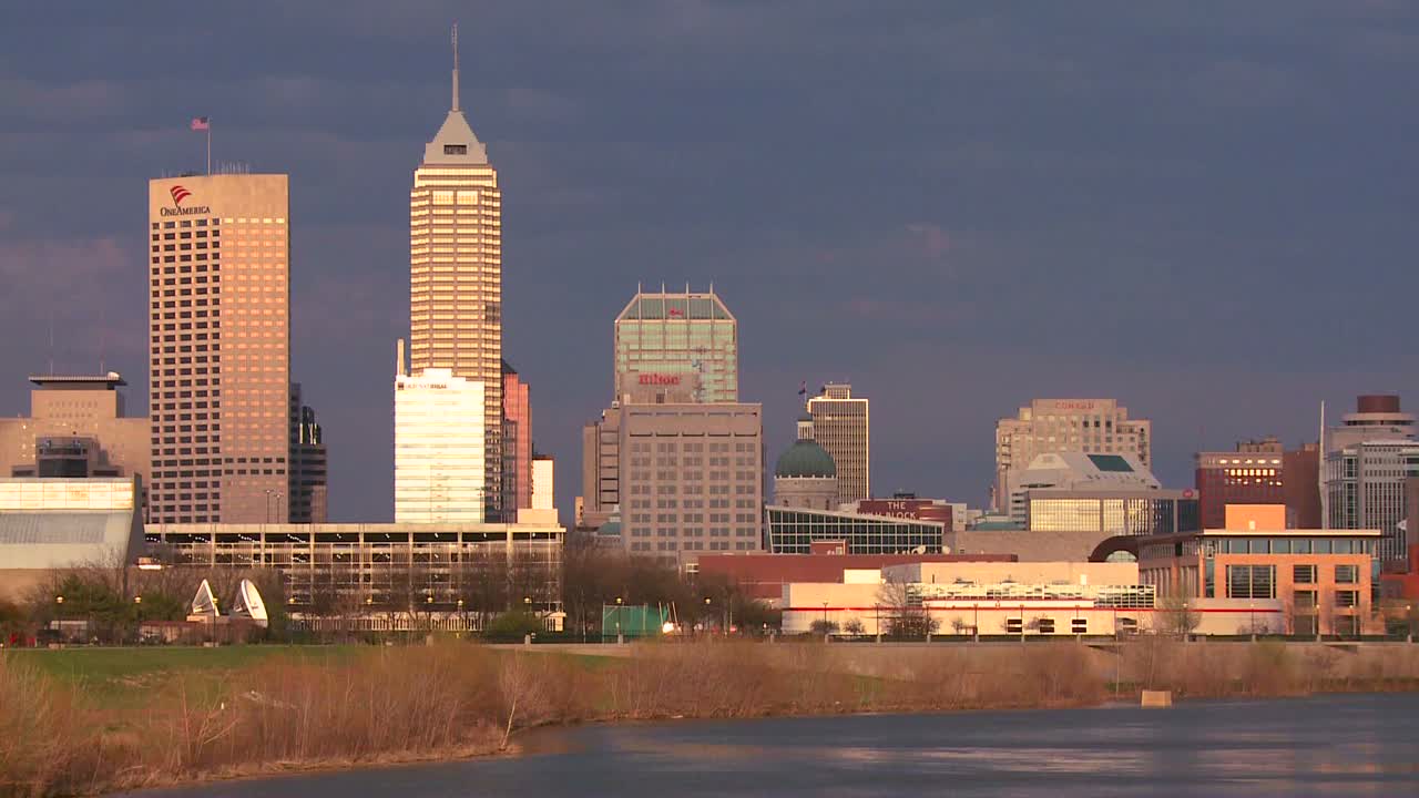 화이트 리버 2를 따라 황혼의 인디애나폴리스 시