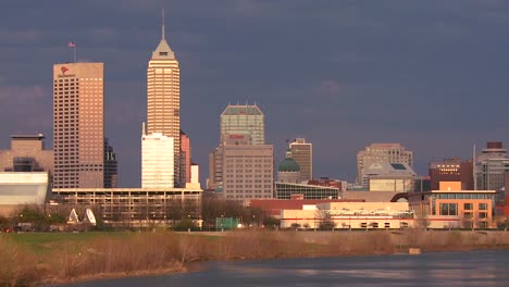 la ciudad de indianápolis al atardecer a lo largo del río blanco 2