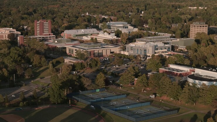 SUNY New Paltz em um dia de outono. Imagem capturada ao pôr do sol nas montanhas Catskill.