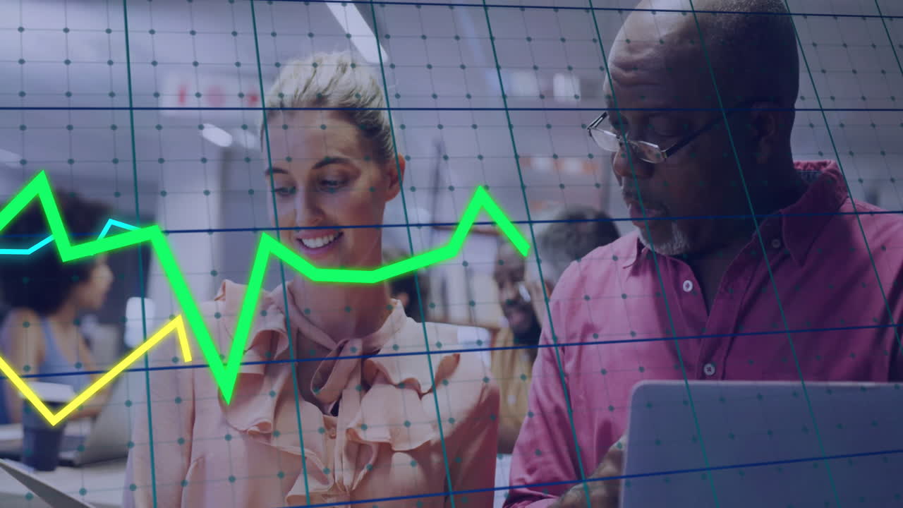 animación del procesamiento de datos financieros sobre diversas personas de negocios en la oficina