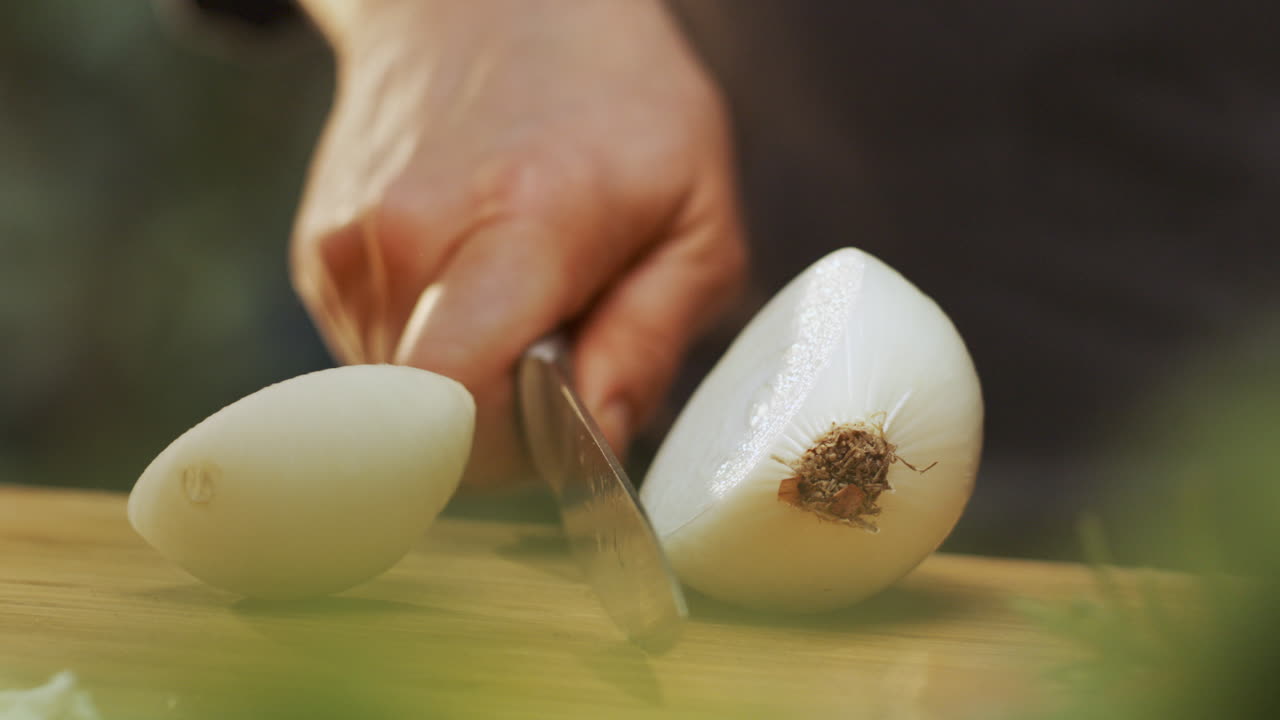 양파를 잘라내는 요리사