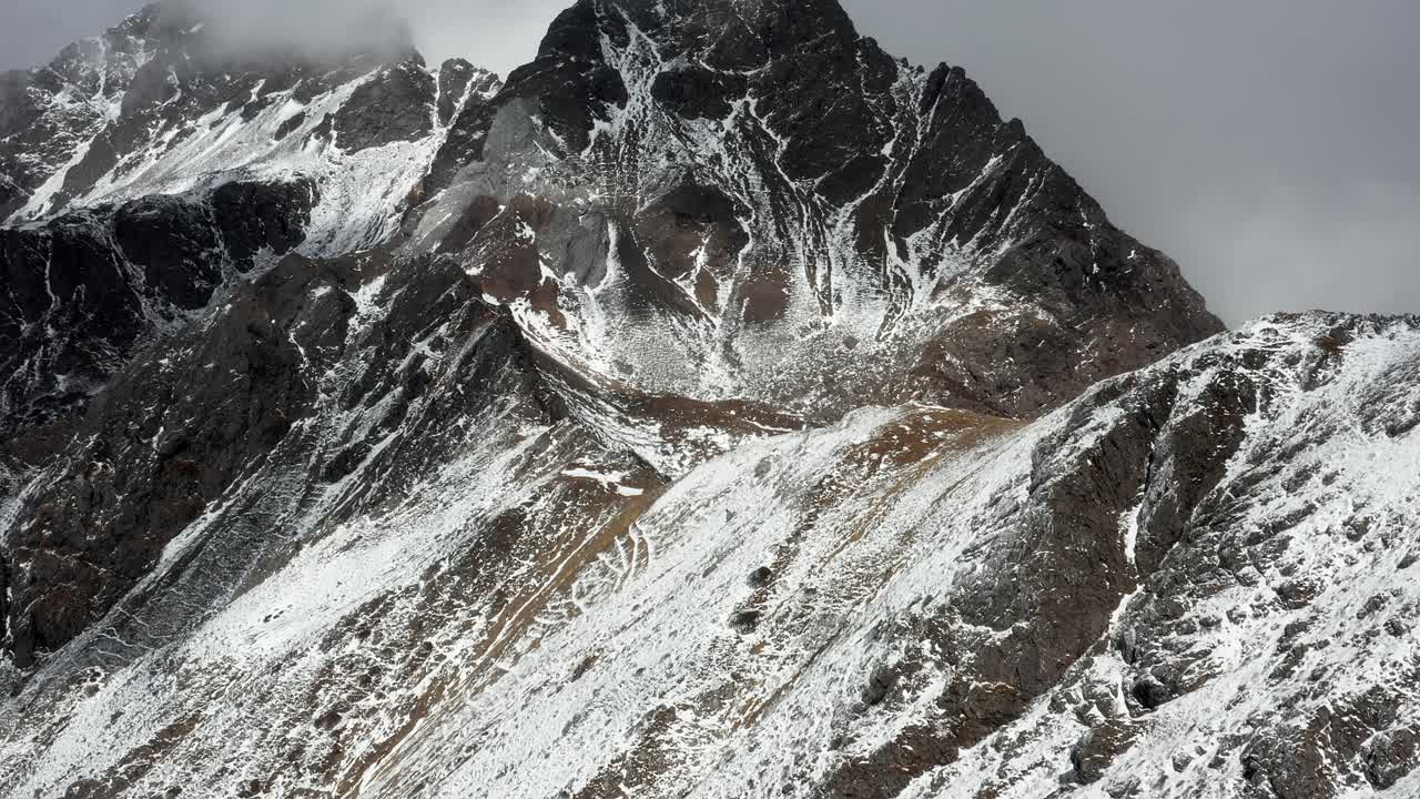 montaña del dragón de jade en yunnan china, pico shanzidou, vista aérea 4k