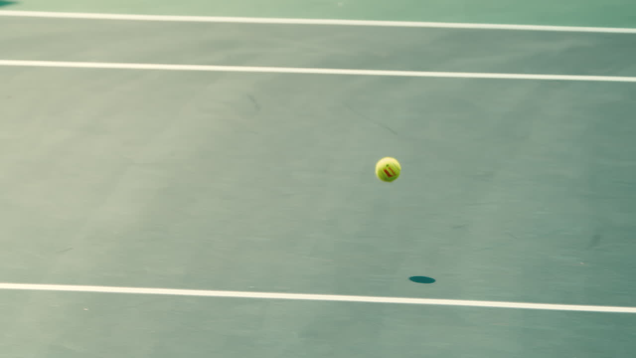 테니스 공을 추적하는 것: 극심한 느린 동작으로 단단한 코트에서 반이는, 4k 800fps, 은 날 프로 테니스 토너먼트 동안 추적