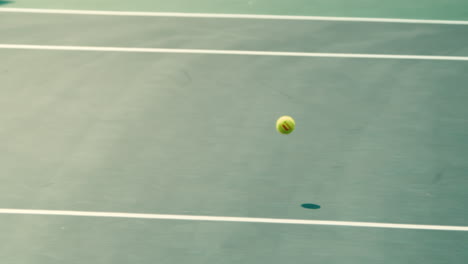 Seguimiento-De-Pelota-De-Tenis-Rebotando-En-Cancha-Dura-En-Cámara-Extremadamente-Lenta,-Seguimiento-De-4k-800fps-Durante-Un-Torneo-De-Tenis-Profesional-En-Un-Día-Soleado