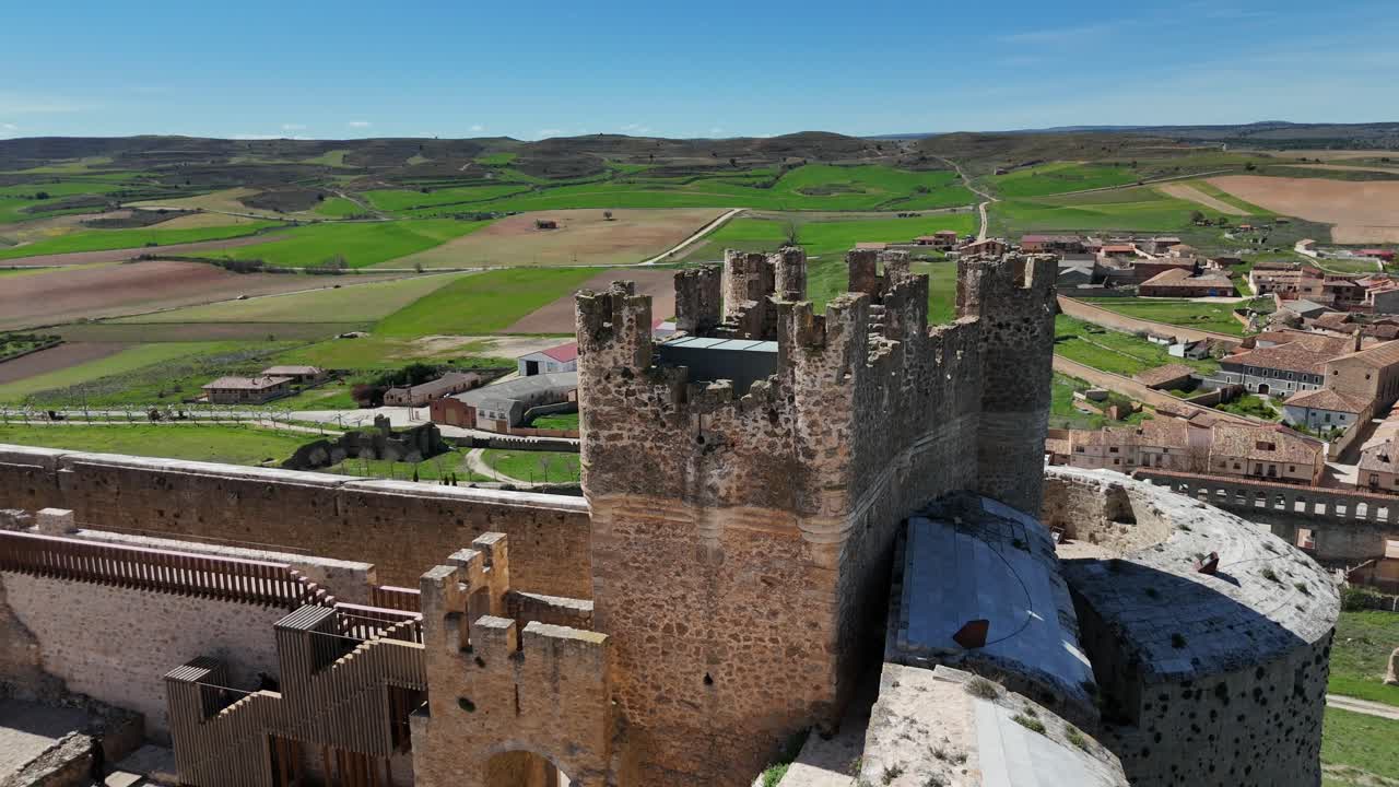Vista aerea rotante della Torre Principale del Castello di Berlanga de Duero, a Soria, Spagna, con vista sul borgo medievale.
