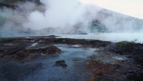 niedrige ansicht der geothermischen quelle