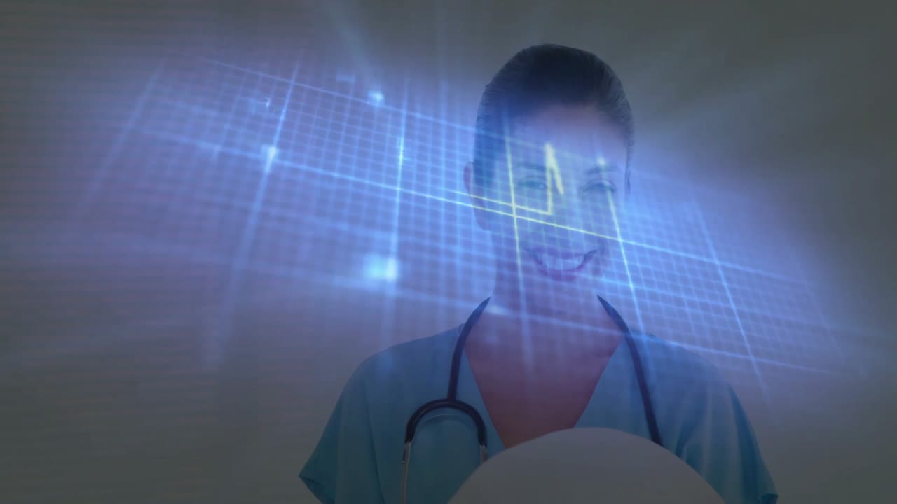 Donna in camice medico che scorre un tablet e attiva un ologramma ECG che monitora i parametri vitali a mezz'aria
