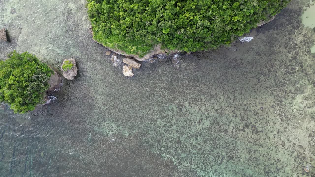 카탄두아네스 섬의 아름다운만의 숨막히는 공중 하향식 영상은 자연의 아름다움, 고요함 및 평온함을 보여줍니다.