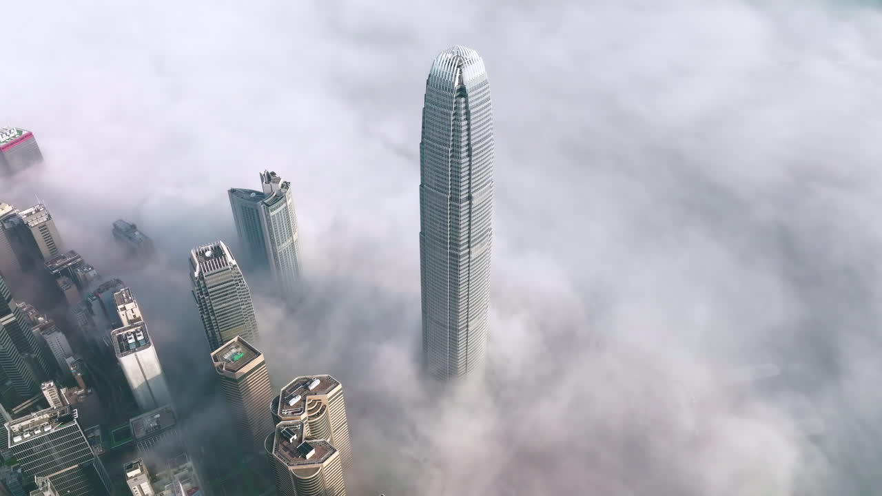 niebla matutina costera que rodea el centro financiero internacional en hong kong