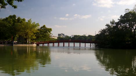 Puente-Sobre-El-Pintoresco-Lago-Hoan-Kiem-Y-El-Templo-Ngoc-Son-En-La-Distancia