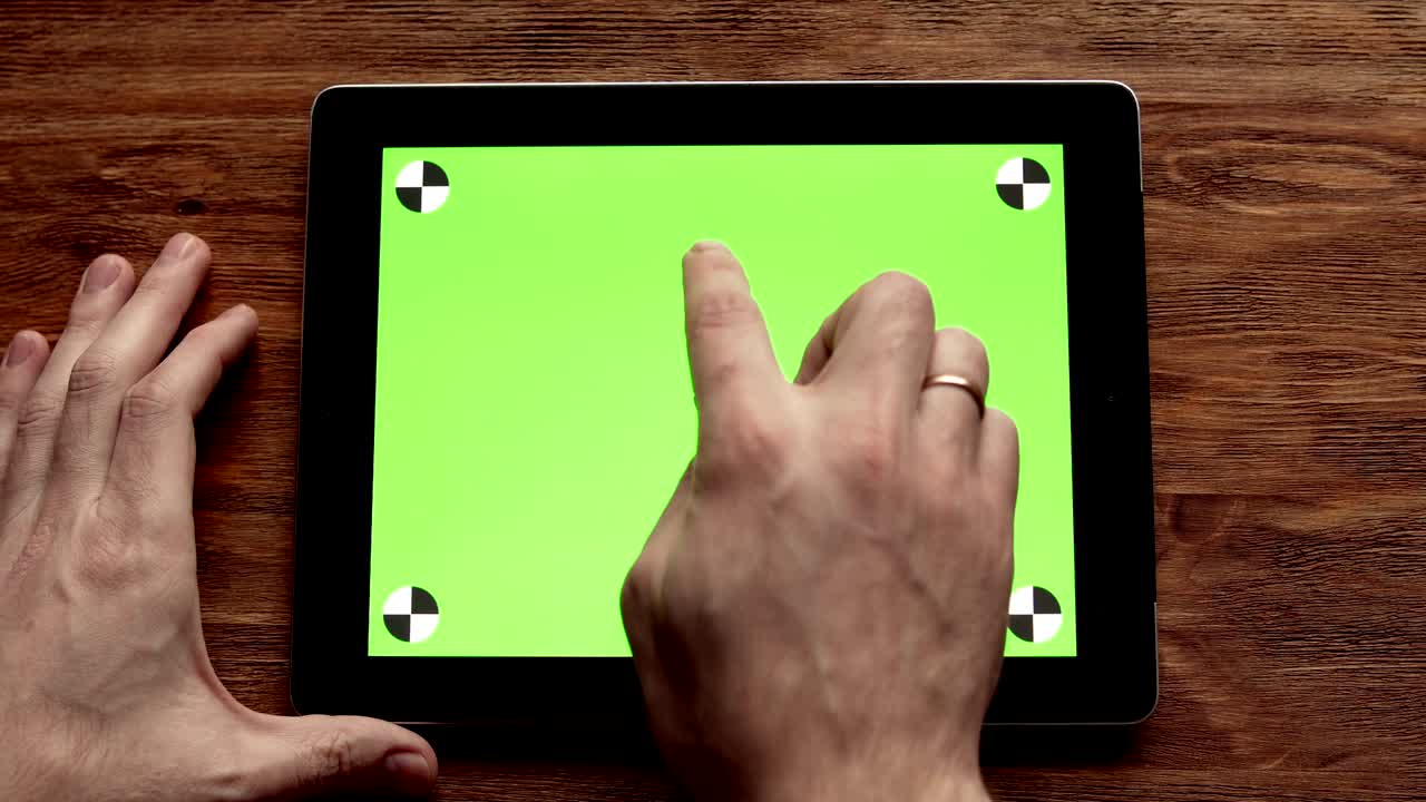 использование планшета с зеленым экраном на деревянном столе. снято в 4k, uhd