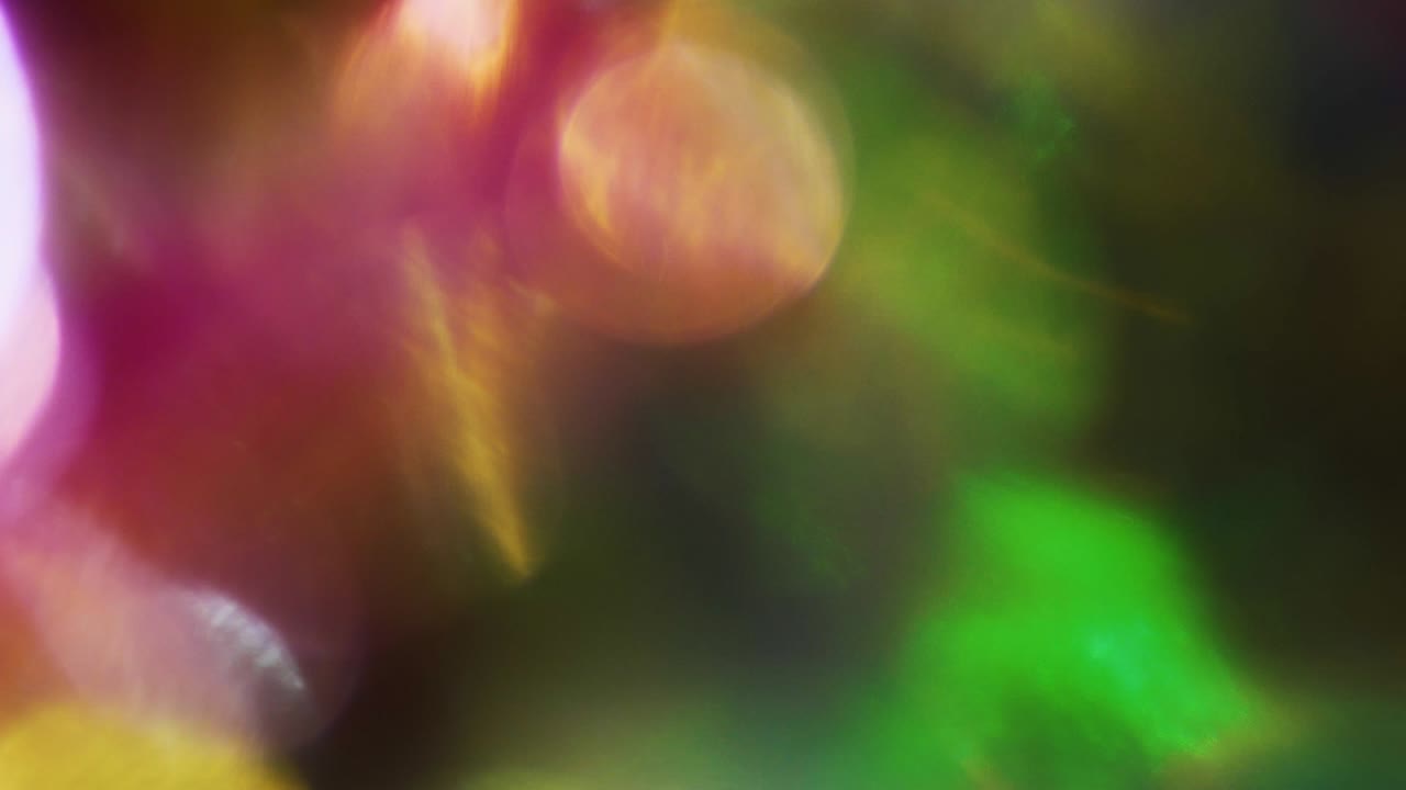 lujosas partículas multicolores que parpadean suavemente en la oscuridad.