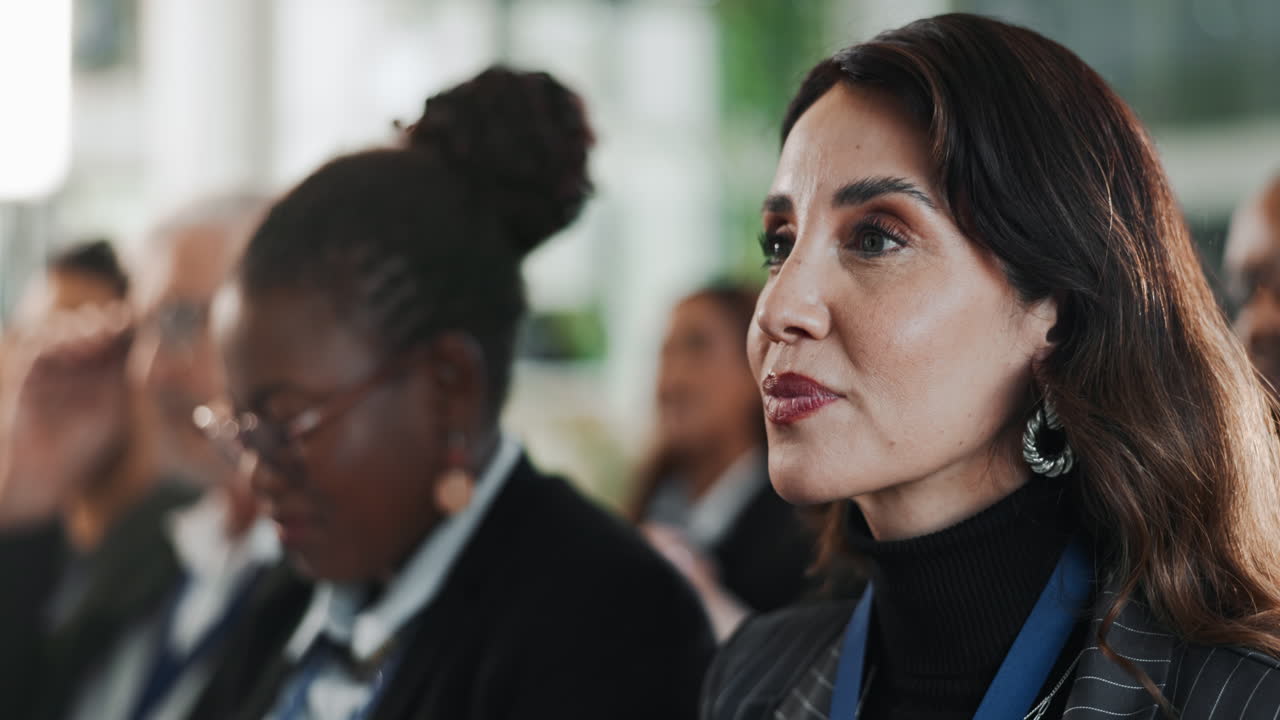 mujer escuchando atentamente en una conferencia de negocios