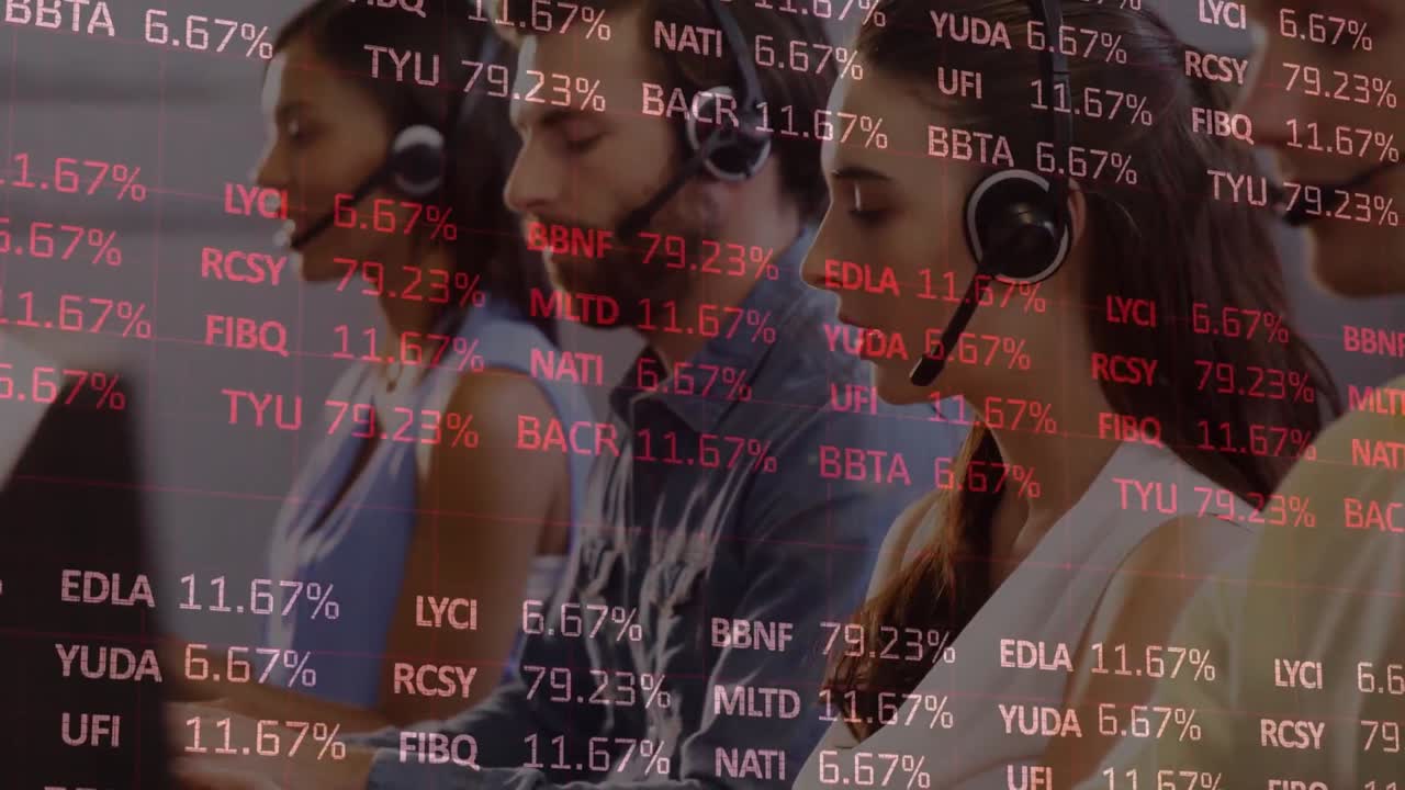 사무실에서 일하는 다양한 여성과 남성 컨설턴트에 대한 금융 데이터의 애니메이션