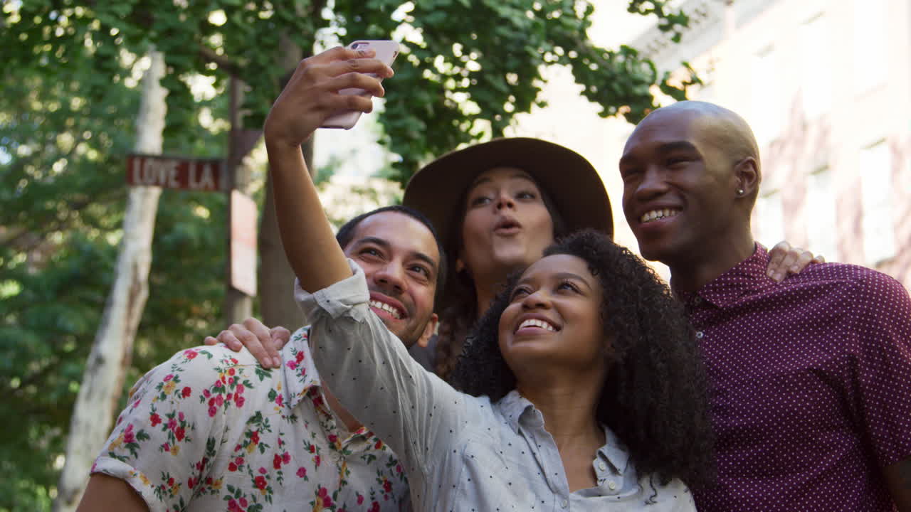 Grupo de amigos posando para uma selfie na rua em Nova Iorque
