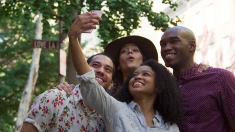 grupo de amigos posando para una selfie en la calle de la ciudad de nueva york