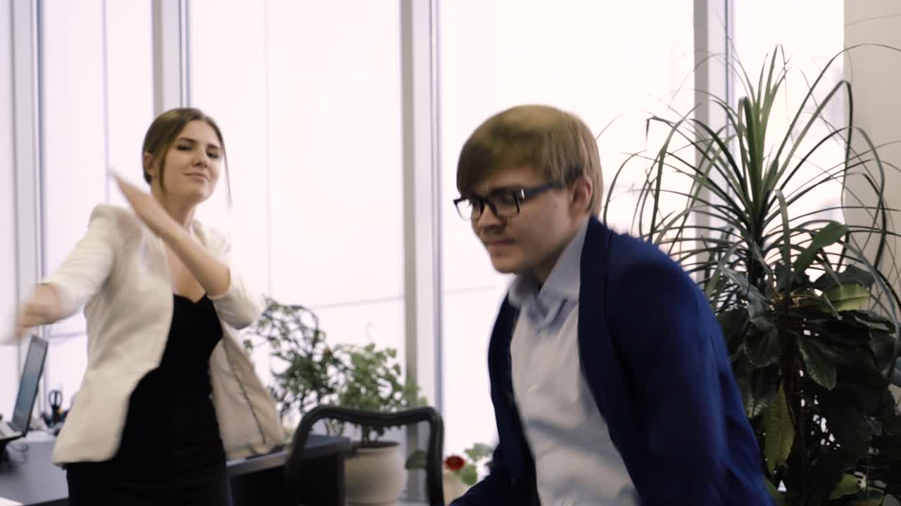 fiesta de baile en la oficina