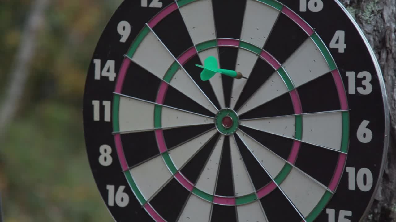 다트가 보드에 부딪힐 때 다트 보드를 닫습니다.