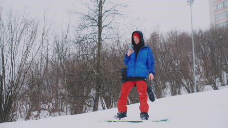 Usa-Tu-Teléfono-Inteligente-Para-Tomar-Fotografías-De-Paisajes-Mientras-Haces-Snowboard-En-La-Pista-De-Esquí