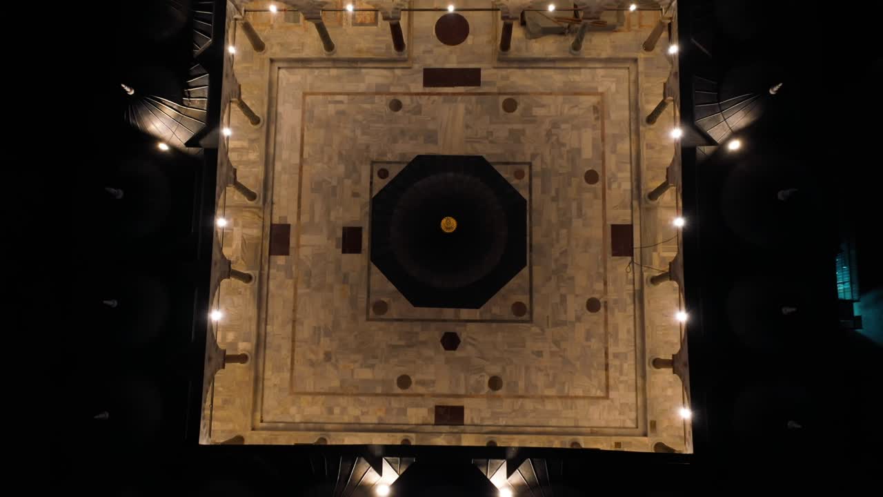 vista aérea nocturna de la mezquita bayezid en estambul. imágenes en 4k en turquía