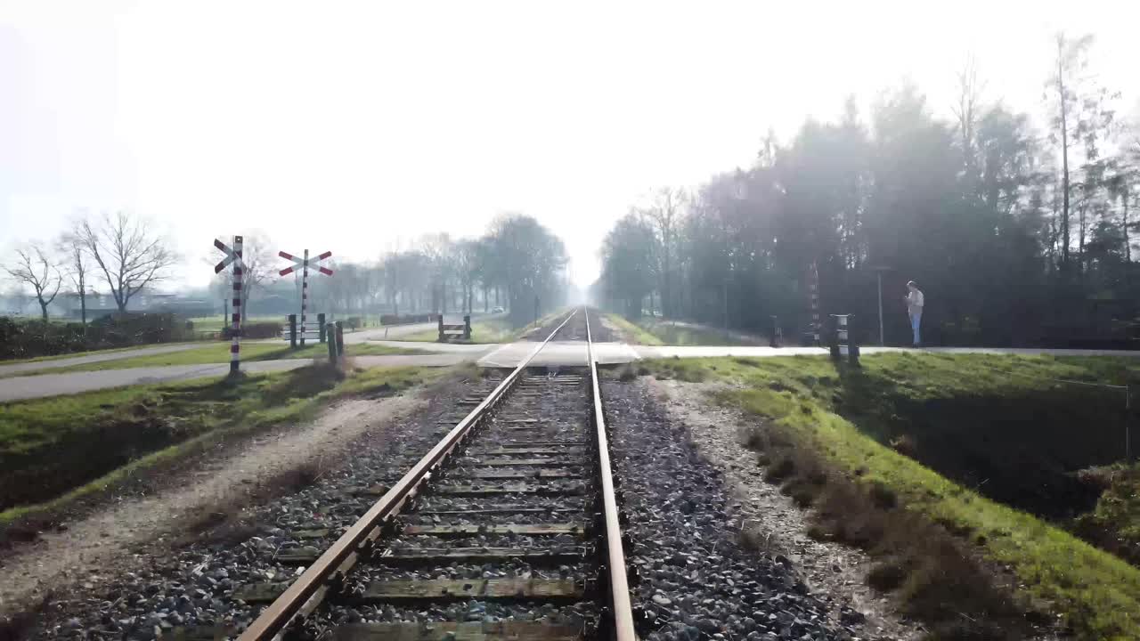 자연을 가로지르는 철도를 따라 낮은 드론 샷