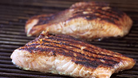 Gewürzte-Und-Gegrillte-Lachssteaks-Auf-Dem-Grill-Fertig-Und-Servierfertig---Langsamer-Zoom-Nahaufnahme-Isolierte-Ansicht