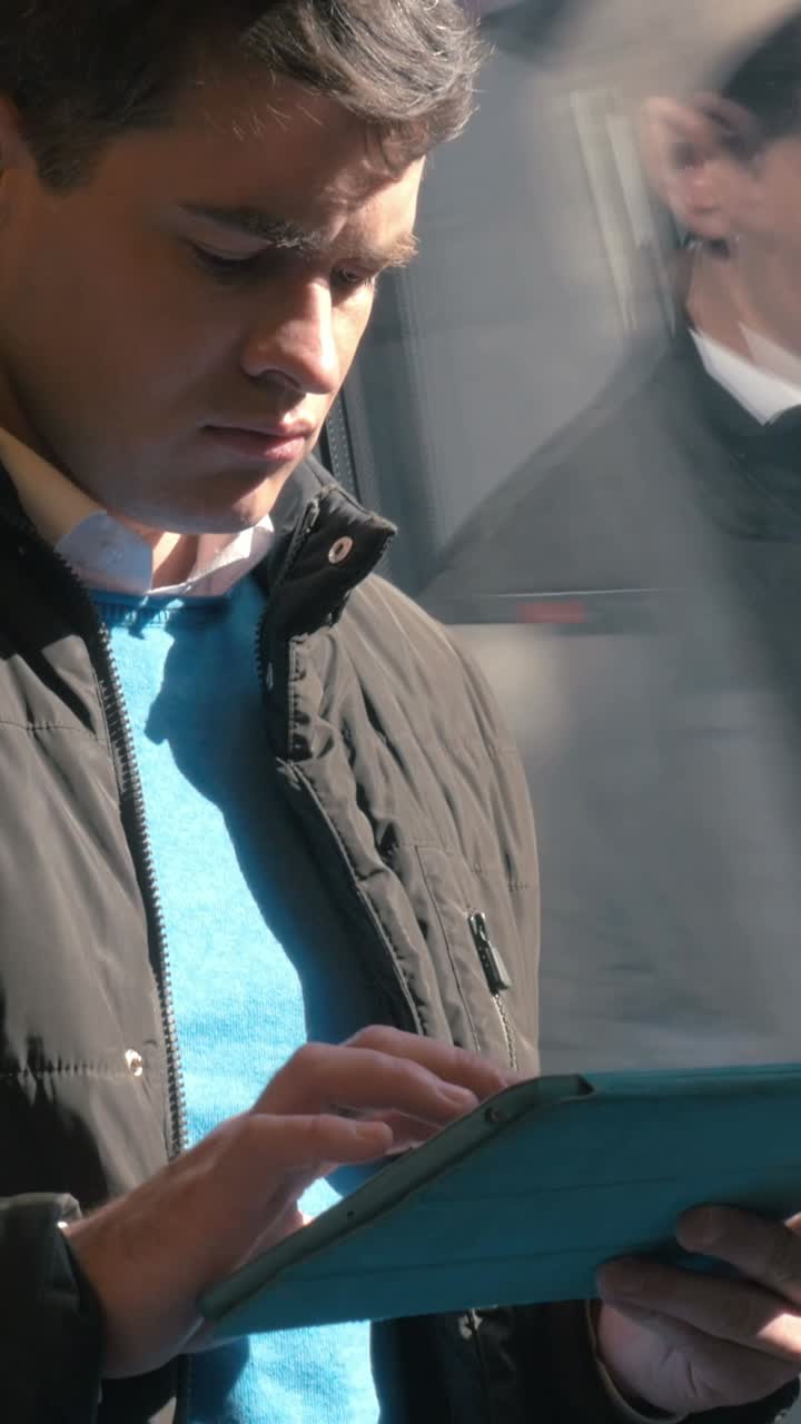 hombre usando tableta en el tren