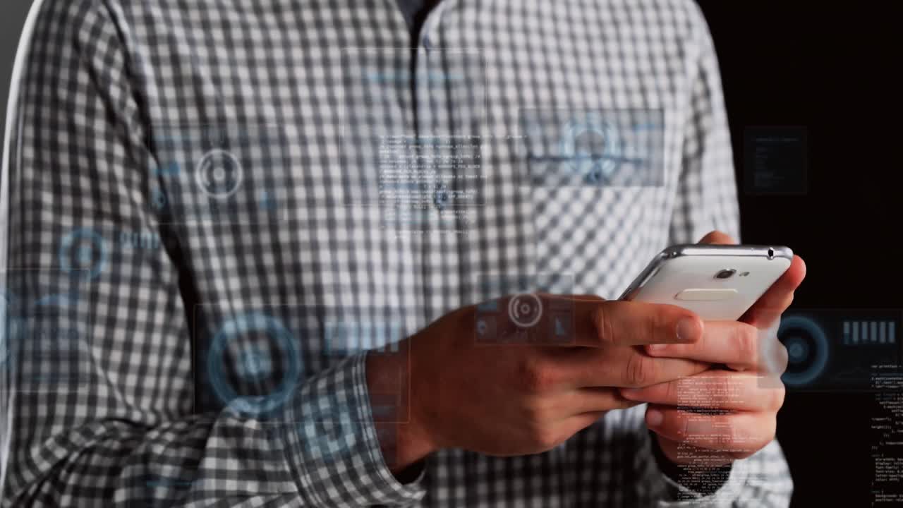 animación de escáneres redondos y procesamiento de datos contra la sección media de un hombre usando un teléfono inteligente.
