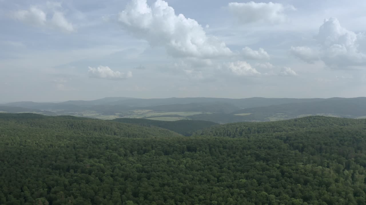 antena de gran altitud con una hermosa vista de la increíble naturaleza y los bosques de alemania