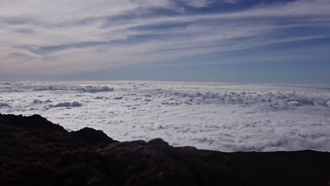 el paisaje de nubes blancas en movimiento sobre la isla de hawai