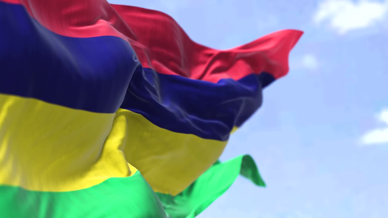 Detalhe da bandeira nacional das Maurícias tremulando ao vento em um dia claro.