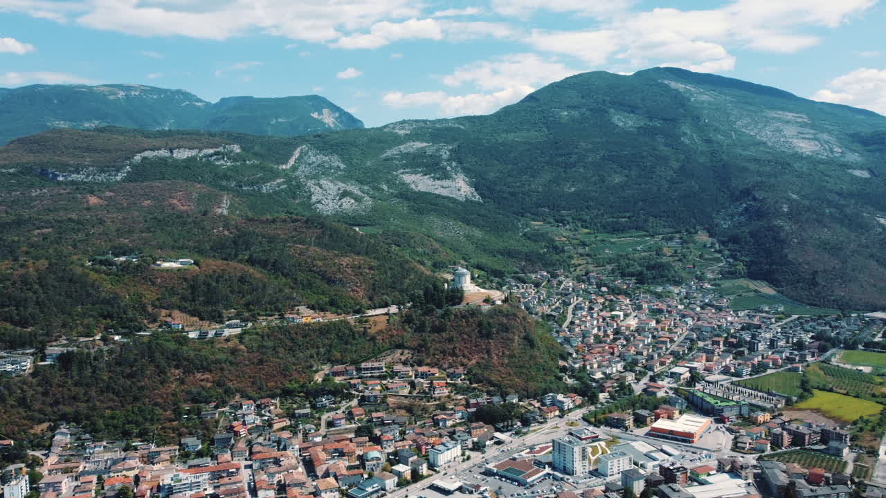 산 으로 둘러싸인 계곡 에 자리 잡은 도시 의 공중 사진