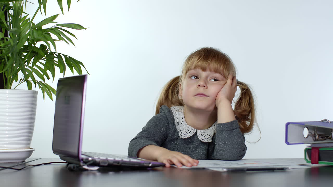 Apprendimento online, istruzione a distanza, lezione a casa. Ragazza che segue un programma scolastico online al computer.
