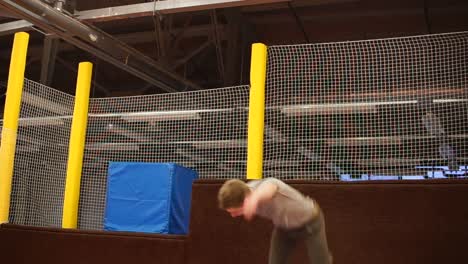 jóvenes realizando trucos en un trampolín