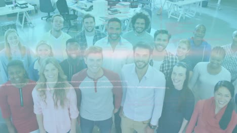 animación del procesamiento de datos sobre el retrato de un equipo sonriente de diversos colegas de trabajo en la oficina