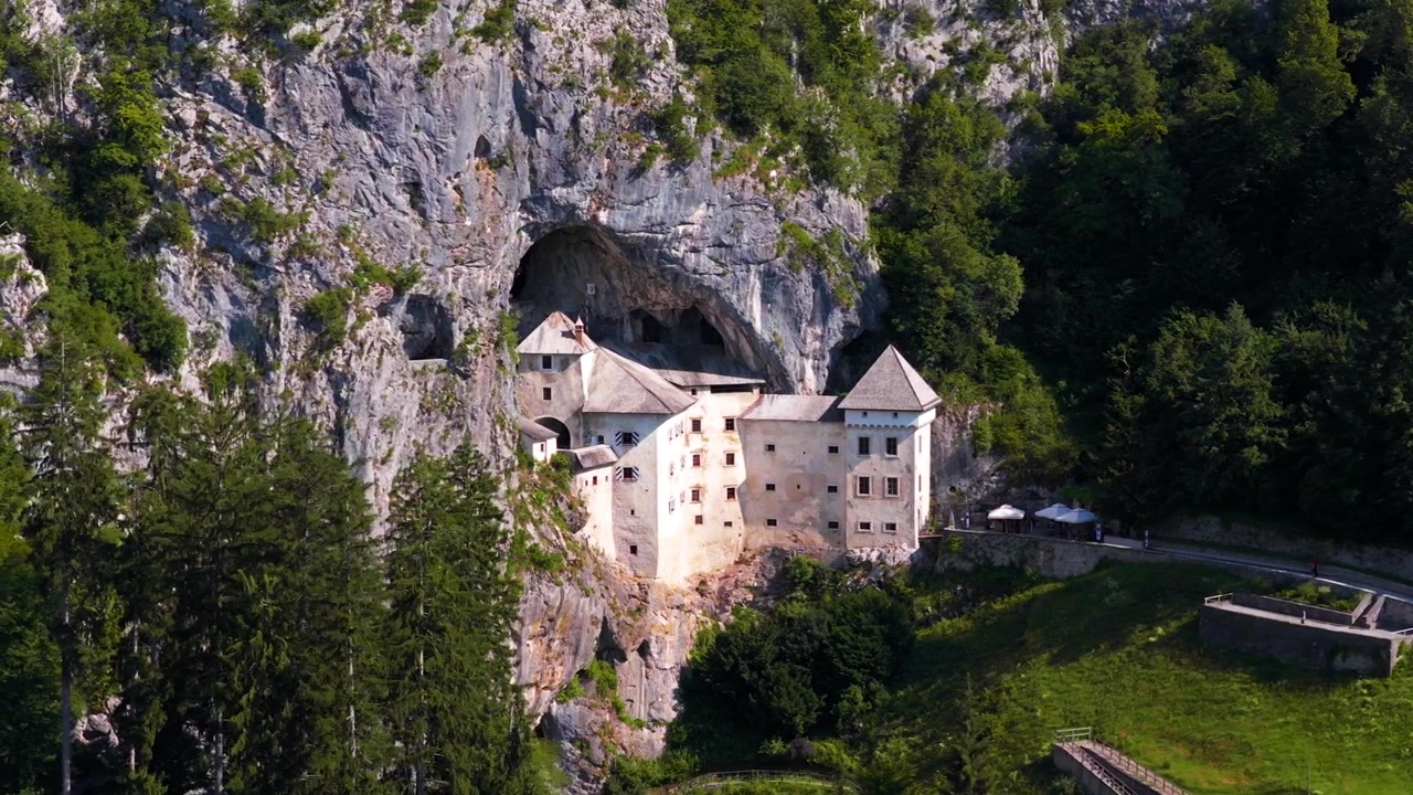 Predjamský hrad v Kraňsku, Slovinsko – záběr dronem.