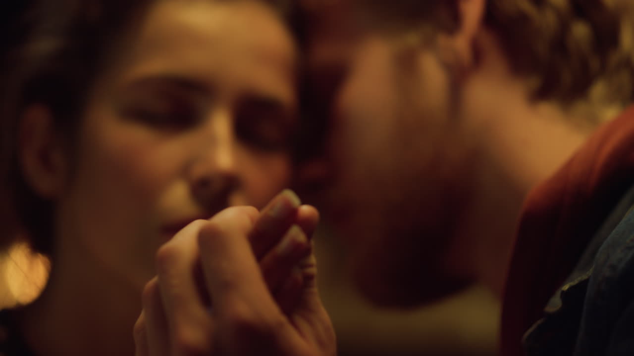 로맨틱한 저녁에 함께 키스하는 사랑스러운 커플 신혼여행 휴가 클로즈업