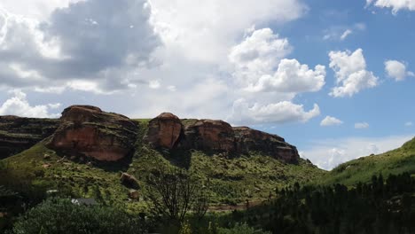 Moluti-sandstone-cliffs-at-the-border-of-Lesotho-in-South-Africa-at-the-Camelroc-travel-guest-farm,-stunning-cloud-time-lapse,-most-amazing-mountains-and-green-scenery-landscapes