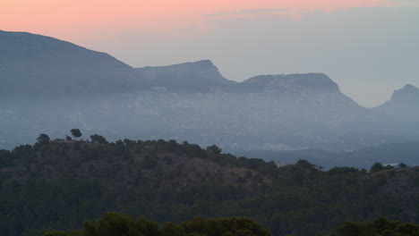 Vista-Lejana-De-La-Ciudad-En-Las-Laderas-De-Las-Montañas-España