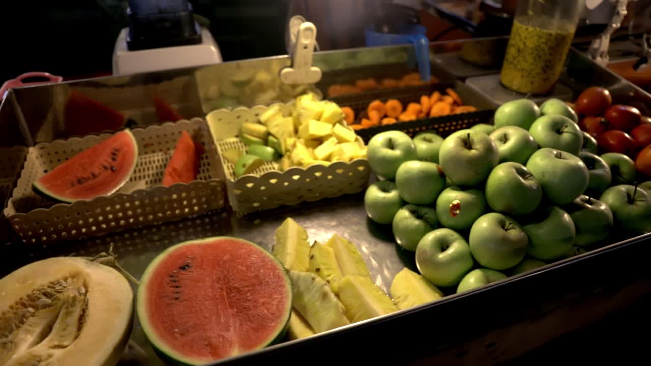 mirando frutas en el mercado nocturno de bangkok.
