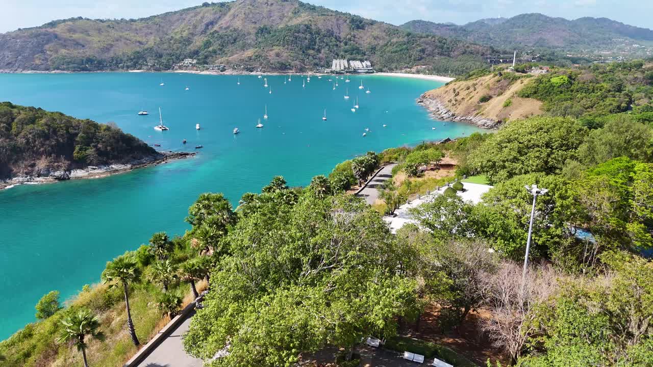 태국 푸켓의 나이 하른 해변의 활기찬 해안선과 울창한 초록색을 보여주는 항공 영상