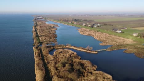 Niederländisches-Naturschutzgebiet-Für-Vögel-Entlang-Eines-Flusses-Von-Oben-Gesehen