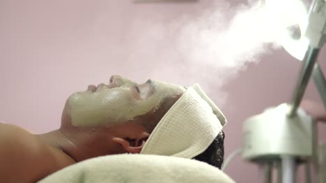 modelo latino mexicano tratamiento de terapia de humedad blanca con máquina de vapor cuidado de la piel tratamiento facial en el centro de bienestar spa