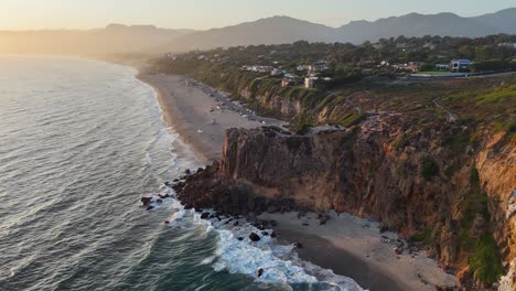la oscuridad del atardecer en el océano costero sobre el p.t. dume en malibu, california.
