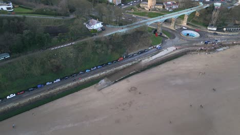 fotografía en cámara lenta de un puente parado en la bahía de scarborough durante un día frío en el norte de yorkshire, inglaterra