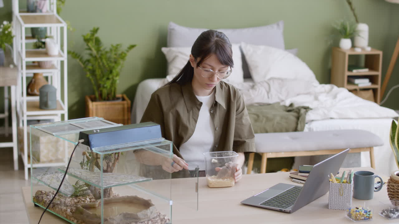 молодая девушка в купальнике занимается художественной гимнастикой с кольцом в студии 1