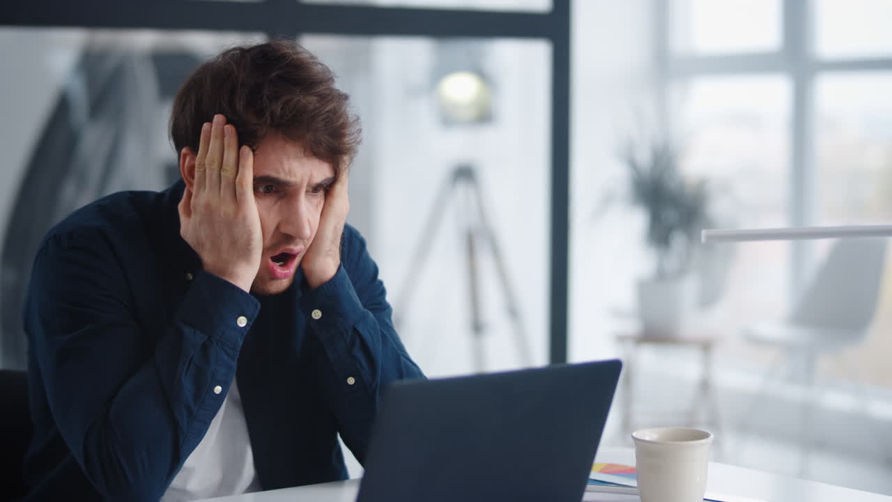 el hombre de negocios obtiene malos resultados del proyecto. el hombre encuentra errores en los documentos.