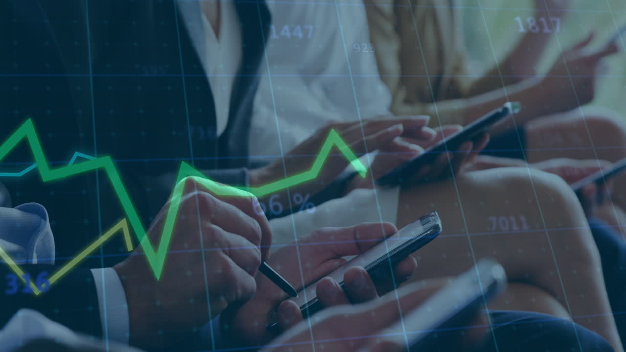 animación del procesamiento de datos en diversos grupos de personas de negocios que usan teléfonos inteligentes